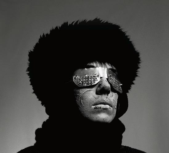 Autoportrait avec paire de lunettes pour évaluation des distances en terre froide. 1986. Photographie noir et blanc, 100 x 100 cm. Edition 1/1 + 1EA Collection du Cnap, inv.96376, Paris et E/A collection particulière