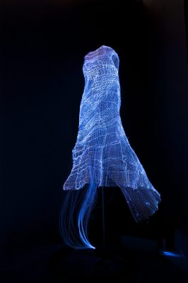 Tae Gon KIM, " Dress ", 2018. Fibre optique, projecteur, programmateur. 98cm x 80cm x 148 cm.