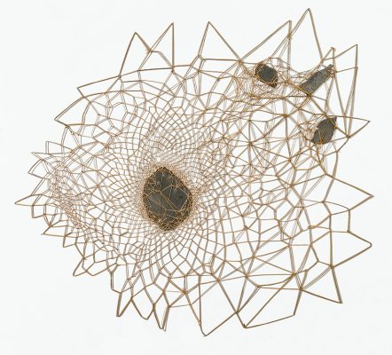 Marinette Cueco, "Entrelacs", 2019.
Jonc épars, jonc capité et bris d’ardoise, 90 cm de diamètre.