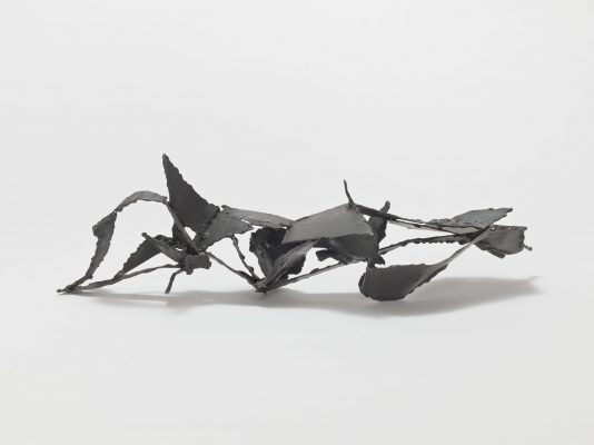 D'un point à... Autre 12, 2022. Fer, 14 x 48 x 17 cm.