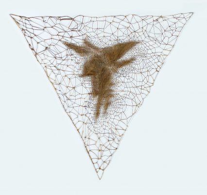 Marinette CUECO, Sans titre, triangle, 1991-1992. Entrelacs. 170cm x 170cm x 170 cm.