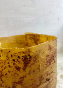 Tout ce qu'il reste de mes 30 ans, 2023. Cire d'abeille, vinaigre, chaux et mouchoirs, 60 x 30 x 30 cm.