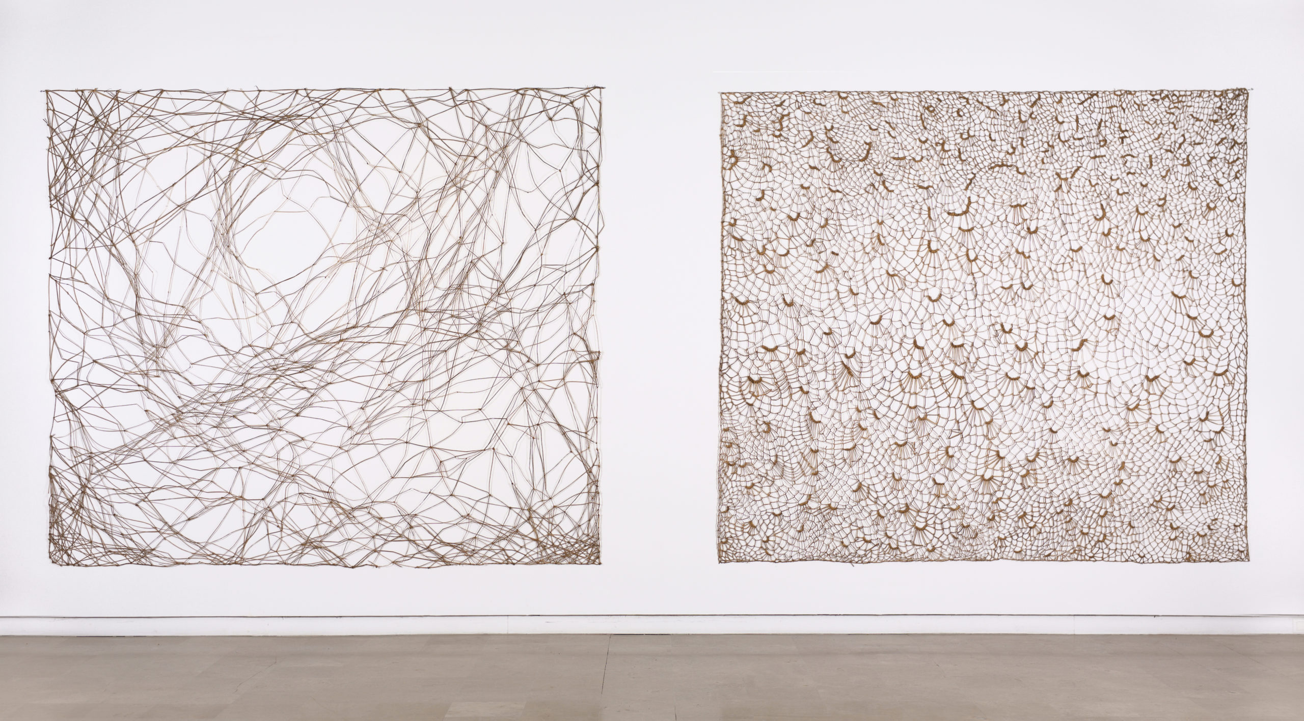 Marinette Cueco, vue dexposition, 2022, Musée de lHospice Saint-Roch, Issoudun, Entrelacs, 1985, Entrelacs de joncs capités, festonnés, 250x300cm, ©bertrandhugues
