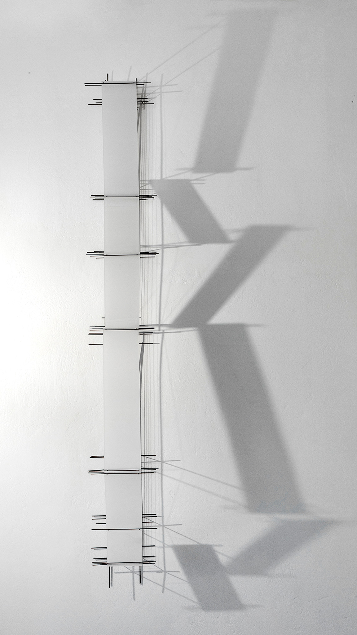 [white], 2024. Fer oxidé, plexiglass et fils (noirs) – diptyque, 162 x 22 x 20
