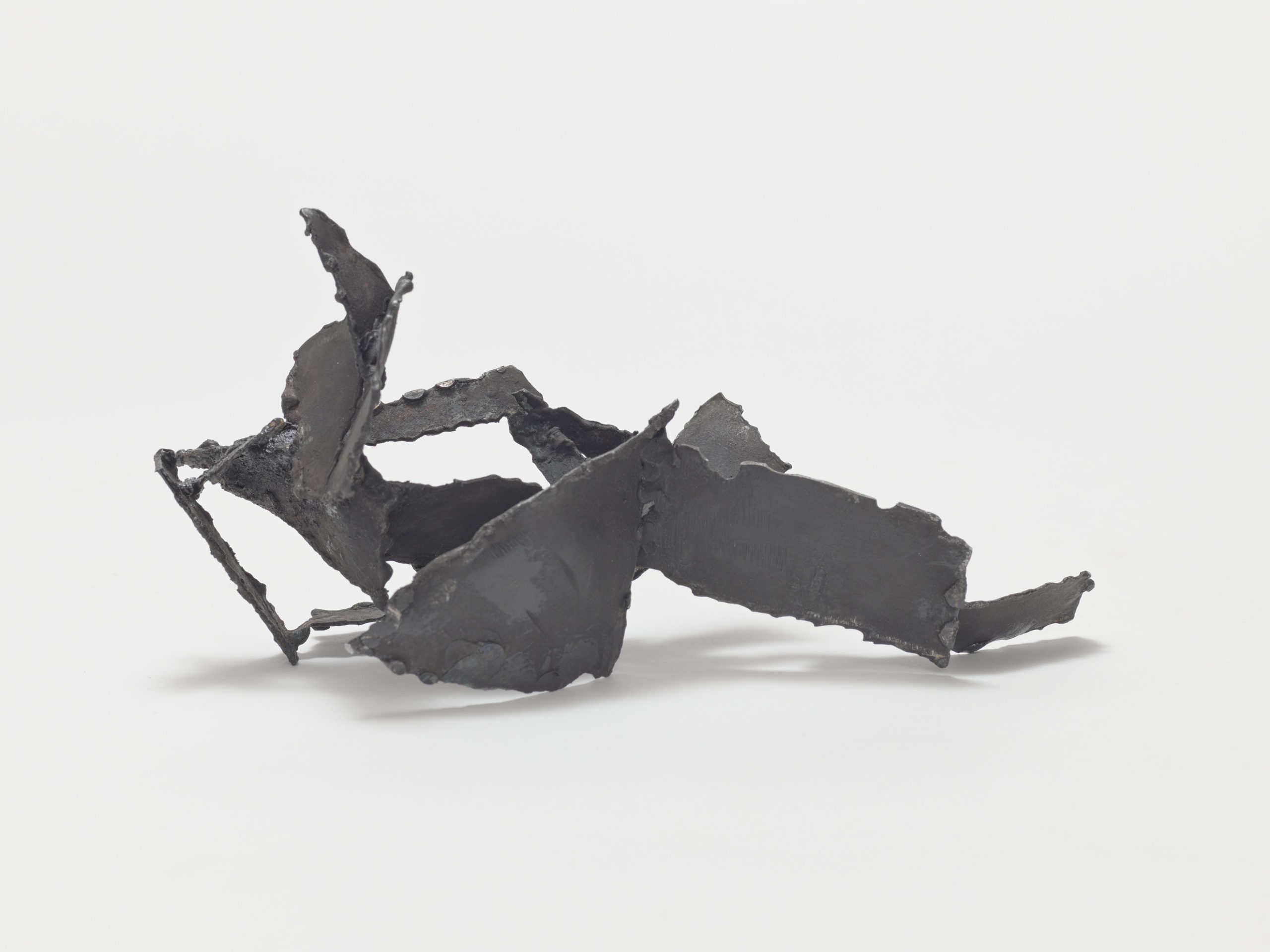 D'un point à... Autre 14, 2022. Fer, 9 x 25 x 11 cm.